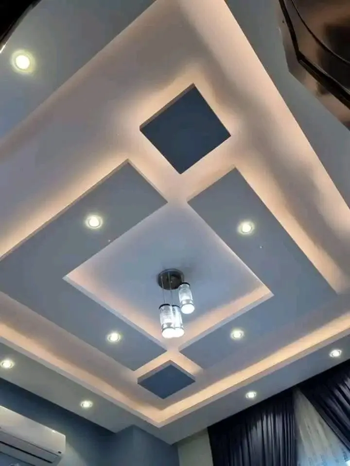 نورپردازی زیبا و مدرن در سقف کاذب یک اتاق نشیمن
