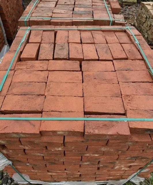 نمونه‌ای از دیوارهای ساخته شده با آجر سفالی که نشان‌دهنده مقاومت و دوام آن است