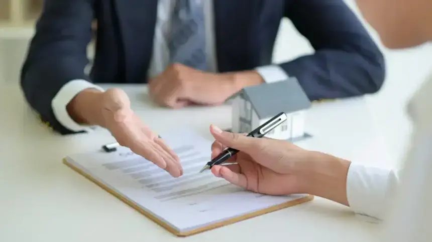 سیستم تهویه مرکزی در یک مرکز تجاری با فیلترهای پیشرفته