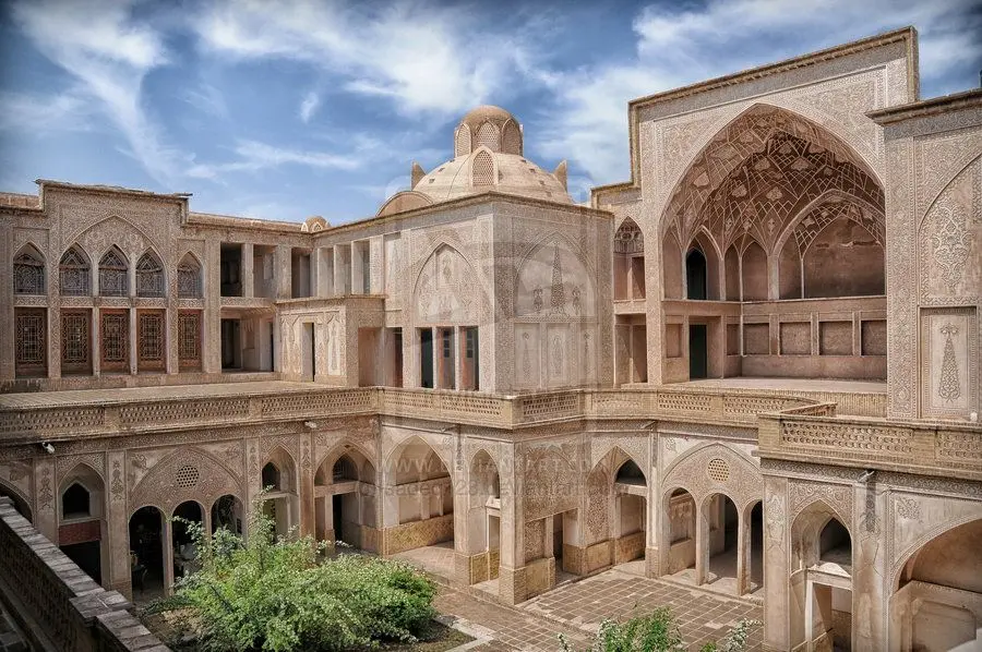 نمونه‌ای از معماری سنتی ایرانی با استفاده از بادگیر و مصالح بومی