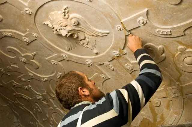 نمونه‌ای از ترکیبی از کناف‌کاری و گچ‌کاری در یک دیوار سنتی