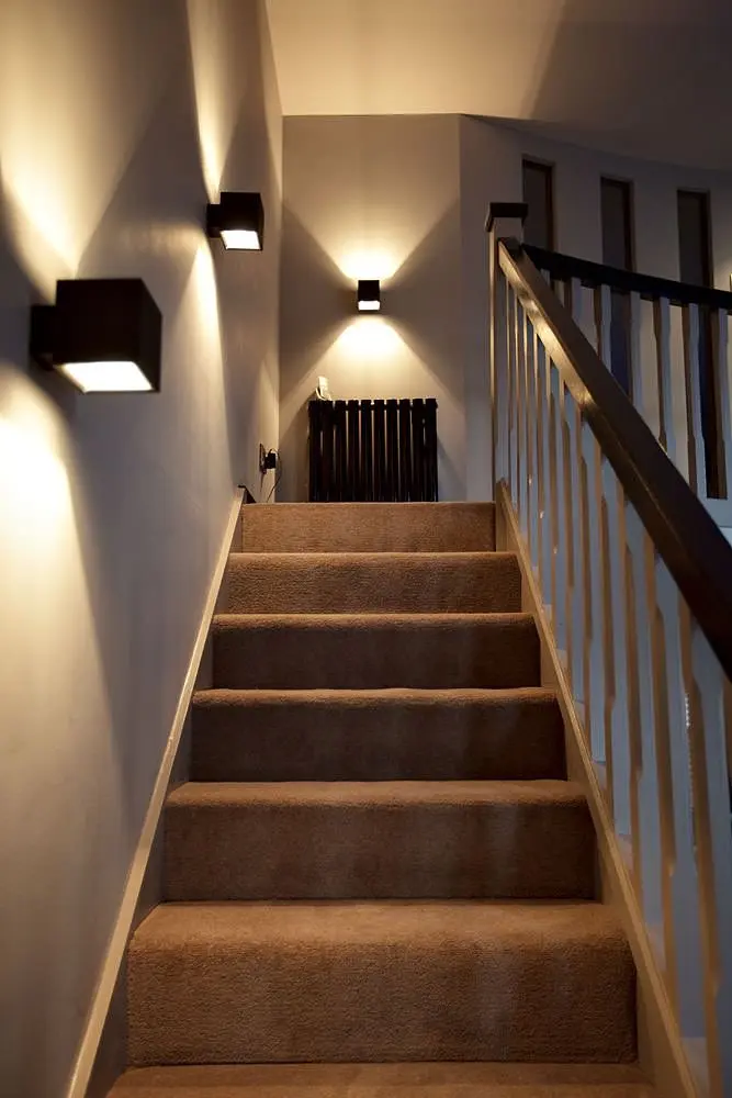 نوار LED نصب شده روی دیوار با نور رنگی