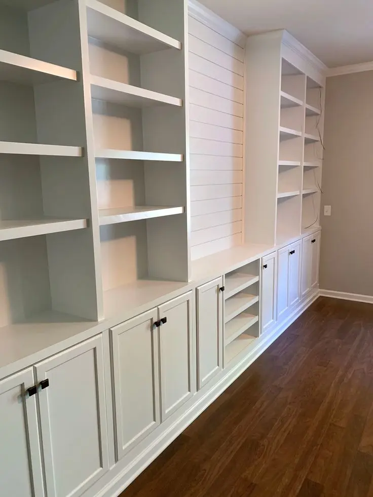شلف‌های توکار شیشه‌ای در یک کتابخانه با طراحی مدرن