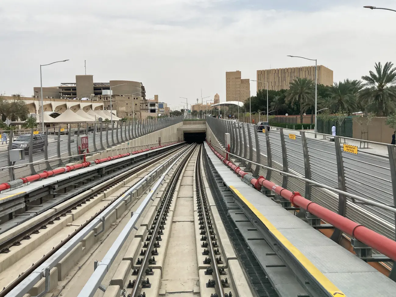 پست برق شهری با تجهیزات مدرن و خطوط انتقال
