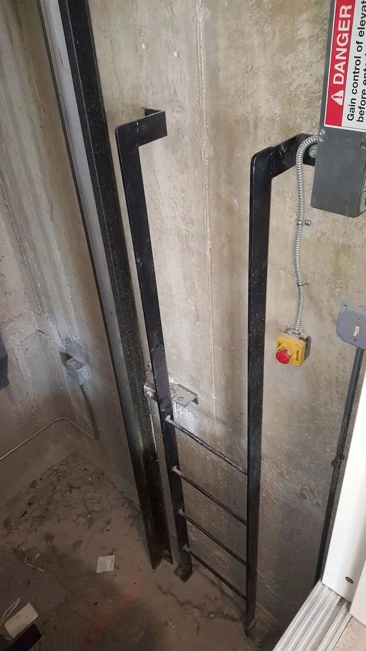 چاهک آسانسور با تأسیسات الکتریکی و مکانیکی