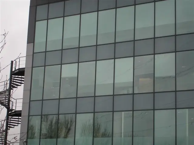 نمونه‌ای از شیشه اسپندرل در ساختمان مدرن با طراحی معمارانه