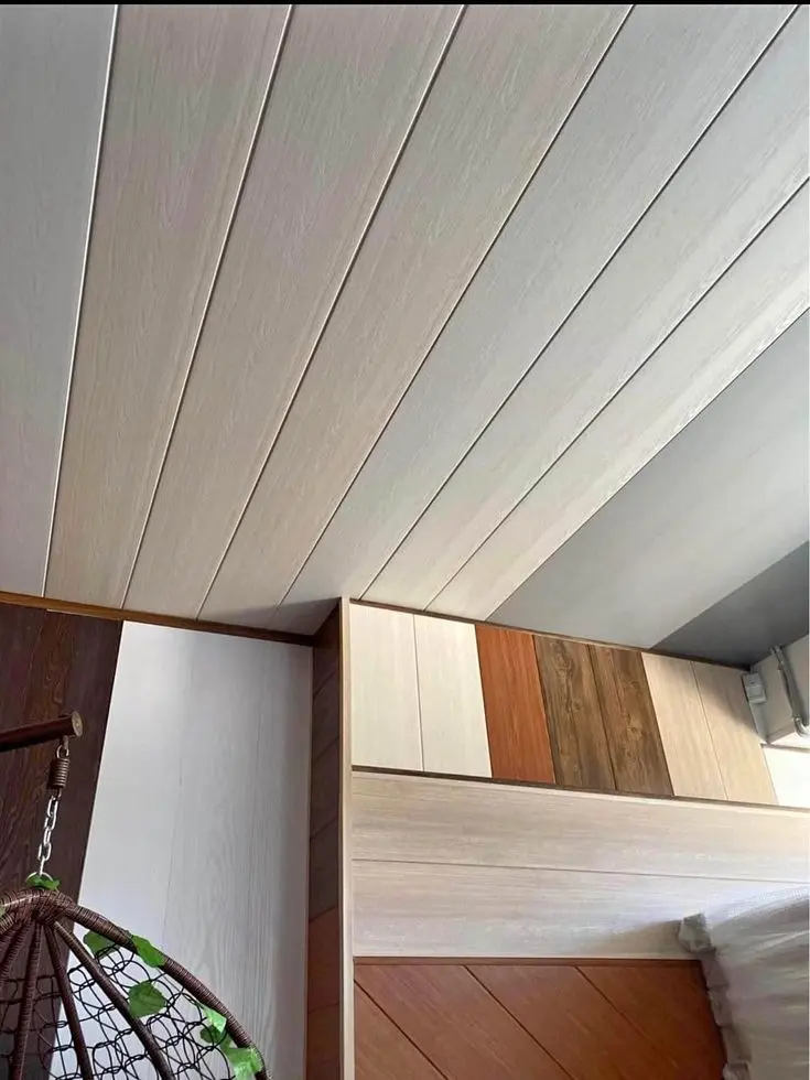 نصب دیوارپوش PVC در یک ساختمان مدرن با طراحی شیاردار