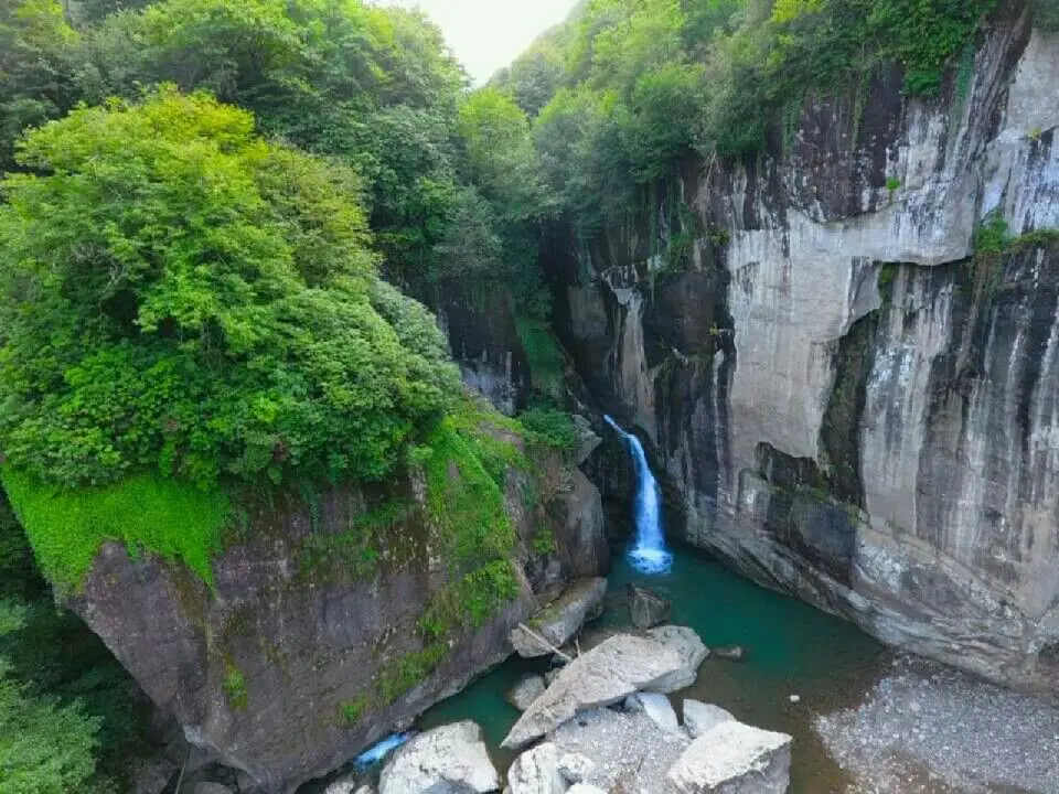 نمای ساختمان با سنگ طبیعی در منطقه مرطوب