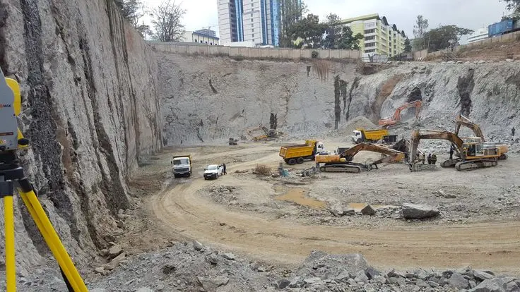 ماشین بیل مکانیکی در حال انجام عملیات خاکبرداری در یک زمین ساختمانی