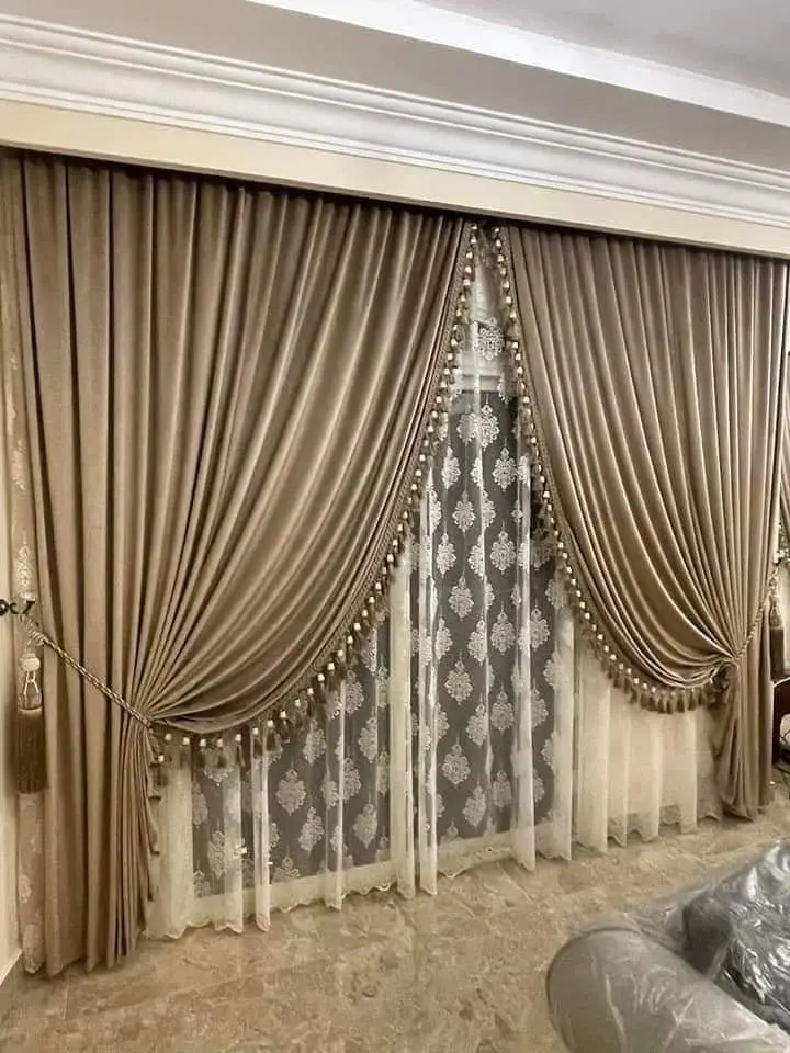 پرده بلند تئاتر با پارچه ظریف و سیستم کنترل نور
