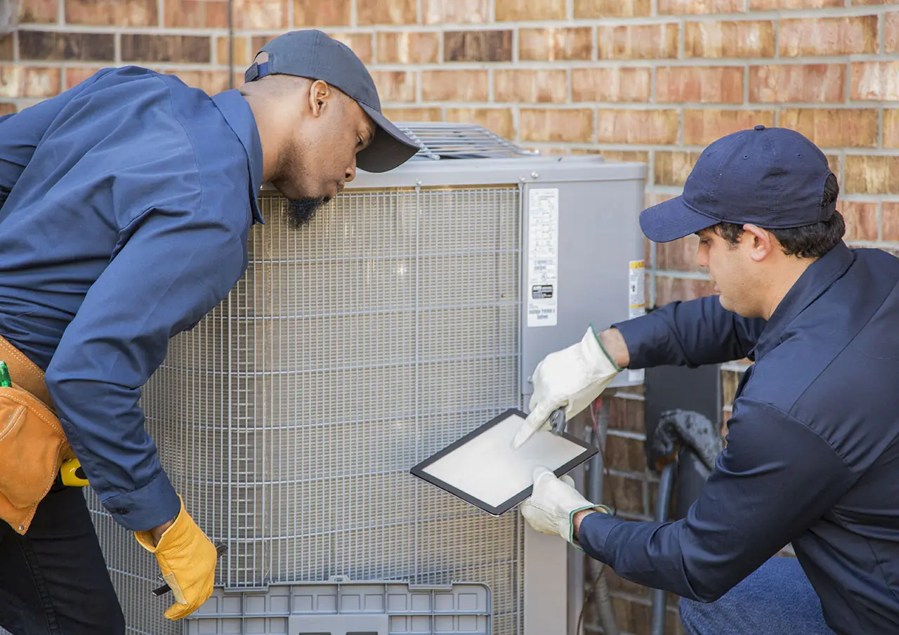 فیلترهای هوا در سیستم HVAC که نیاز به تعویض دوره‌ای دارند