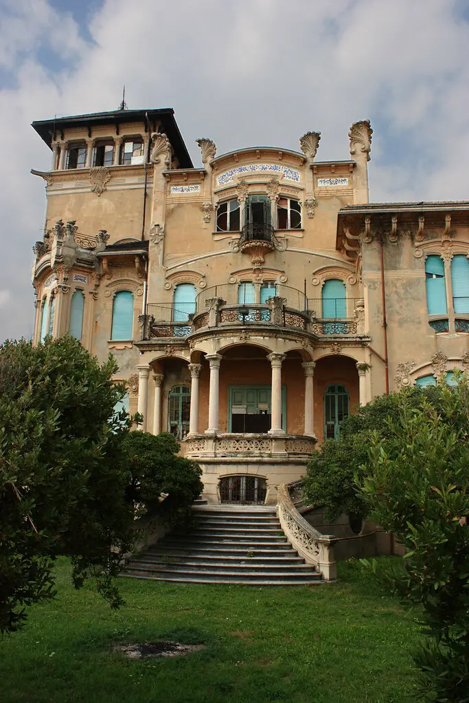 معماری سنتی ویلای قدیمی با جزئیات معماری خاص