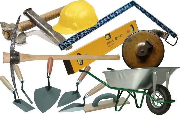 کارگر ساختمانی در حال استفاده از ابزارهای برقی با رعایت تجهیزات ایمنی مانند دستکش و عینک محافظ