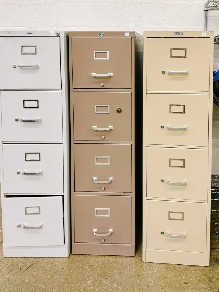 نصب کاشی بین کابینتی با استفاده از چسب مناسب و سطح صاف