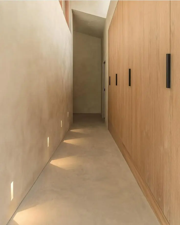 میکروسمنت روی دیوار آشپزخانه با طرح شبیه‌سازی سنگ مرمر