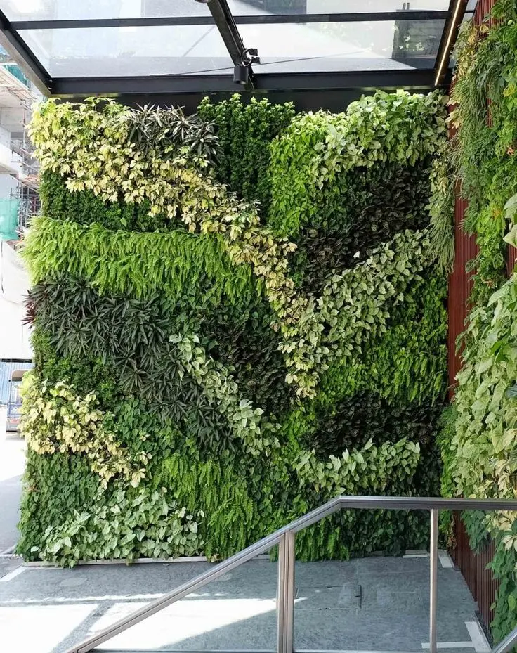 یک باغ سقف سبز که به عنوان فضای سبز عمومی در یک ساختمان شهری طراحی شده است