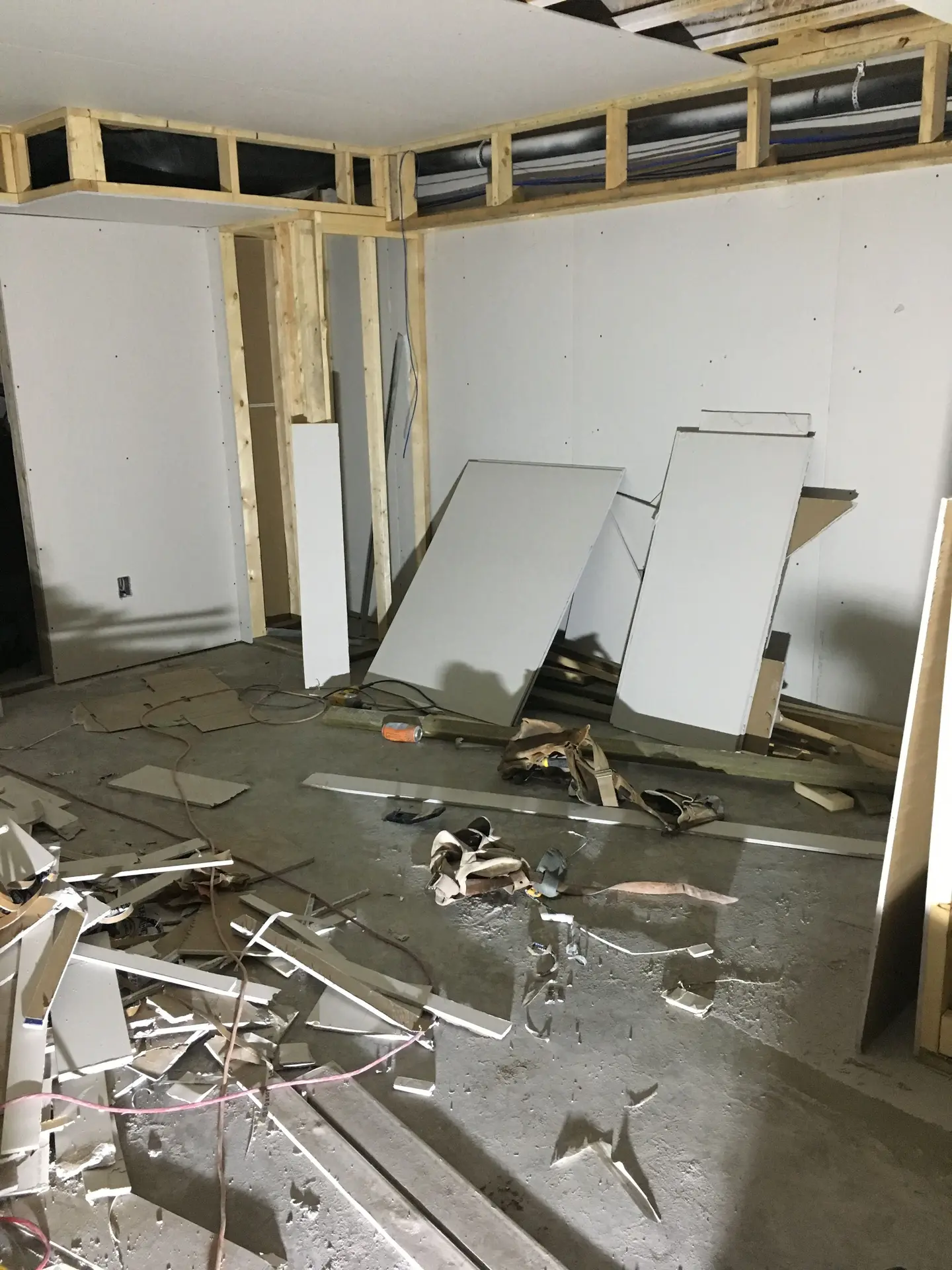 پانل‌های نمای خشک با ترک‌های کوچک و نیاز به تعمیر