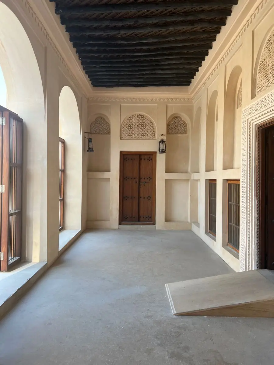 معماری کویری با گنبد و طاق‌های سنتی