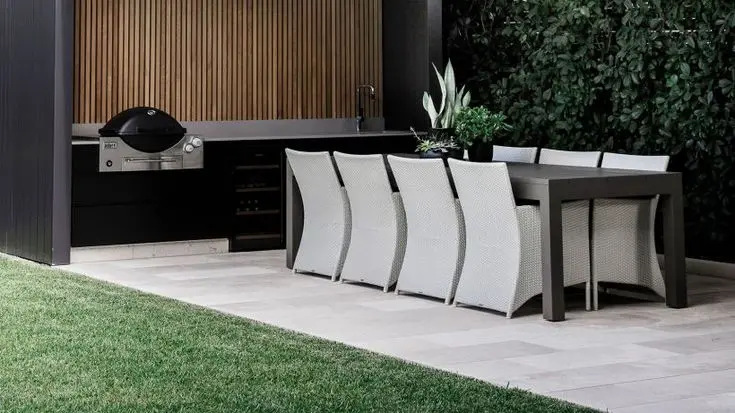 نمونه سنگفرش گرانیتی در محوطه ساختمان با طرح‌های هندسی