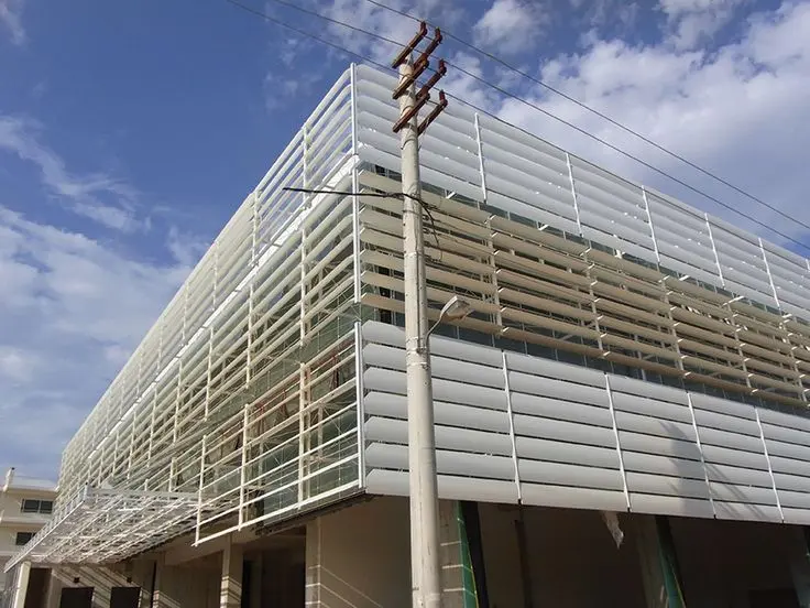 لوور آلومینیومی با طراحی هندسی مدرن در ساختمان