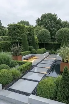 پاکسازی زمین برای محوطه‌سازی باغ با حذف علف‌های هرز و مواد غیرضروری