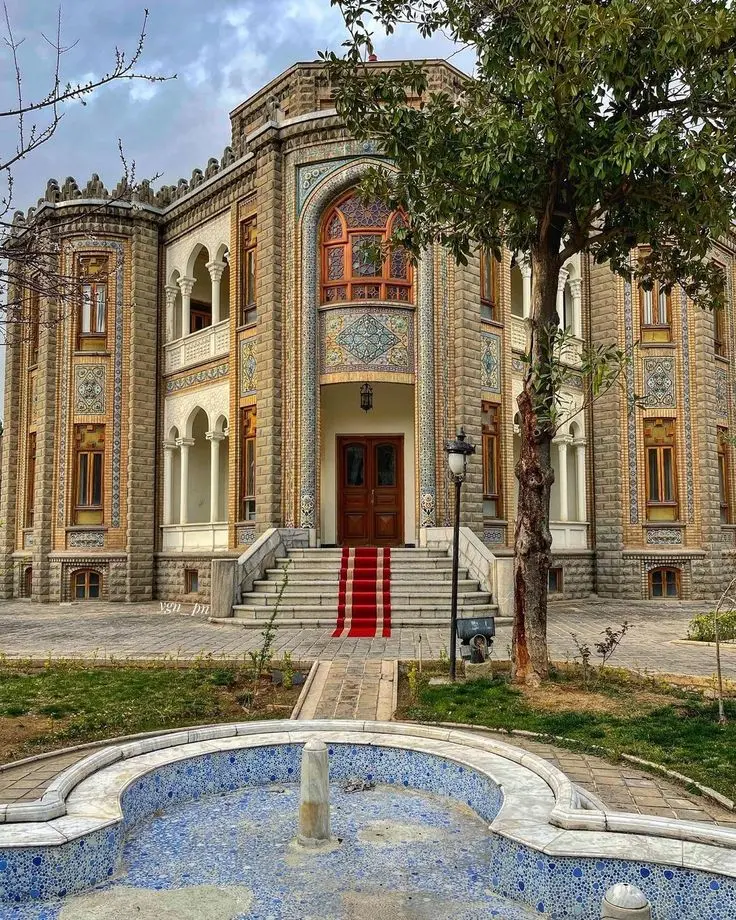 ساختمان مدرن با تلفیق عناصر معماری سنتی و فناوری‌های نوین