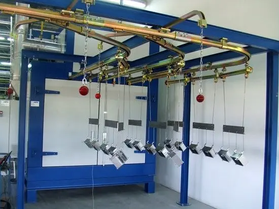 نقاله صنعتی با غلتک‌های فلزی برای حمل مواد در کارخانه