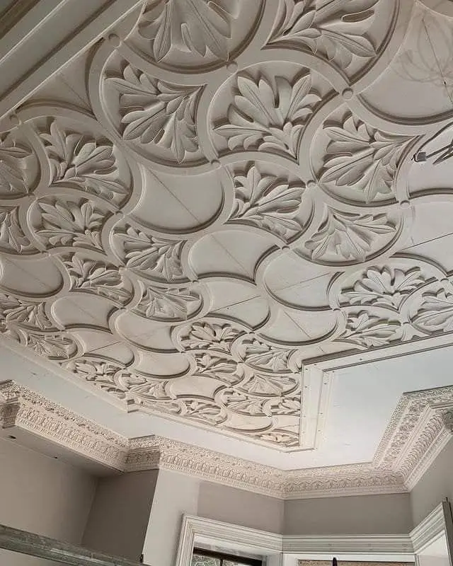 سقف با طراحی هندسی و نورپردازی مناسب برای اتاق مطالعه