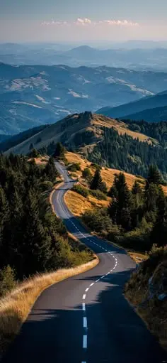 تونل در جاده کوهستانی برای عبور از مناطق خطرناک