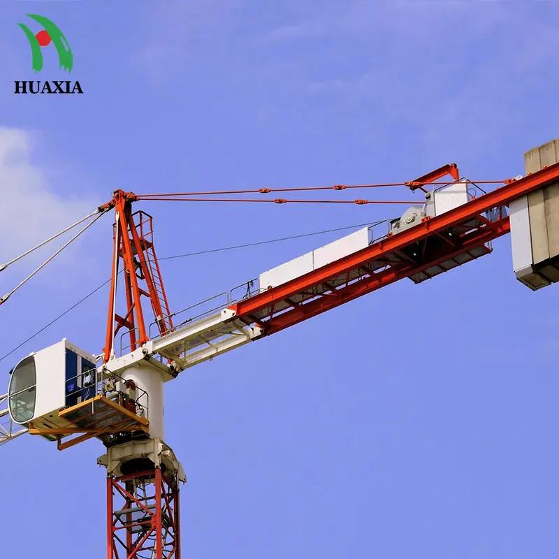 جرثقیل برج‌دار در حال کار بر روی یک ساختمان بلند در حال ساخت