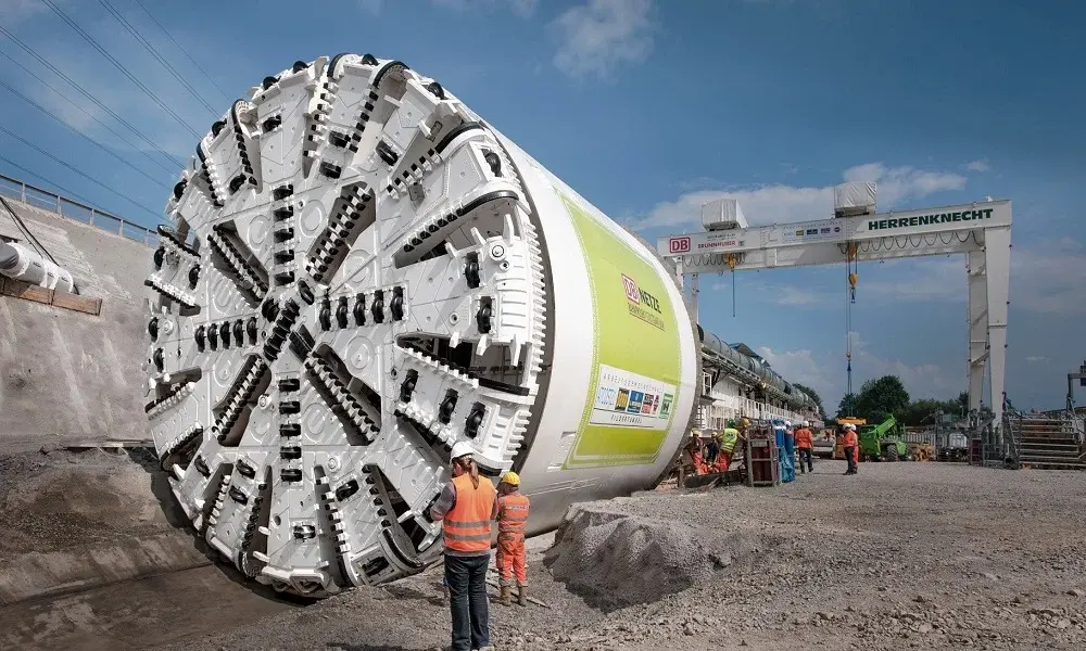 جزئیات سر حفر یک TBM برای سنگ‌های سخت که نشان‌دهنده ابزارهای برشی و سیستم انتقال مواد است