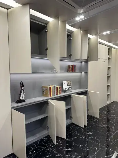کابینت با در شیکر و ترکیبی از MDF و چوب لایه‌لایه