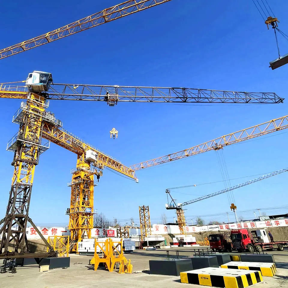 کارگر در حال کنترل تاورکرین برای جابجایی یک قطعه سنگین در یک پروژه ساختمانی بلند