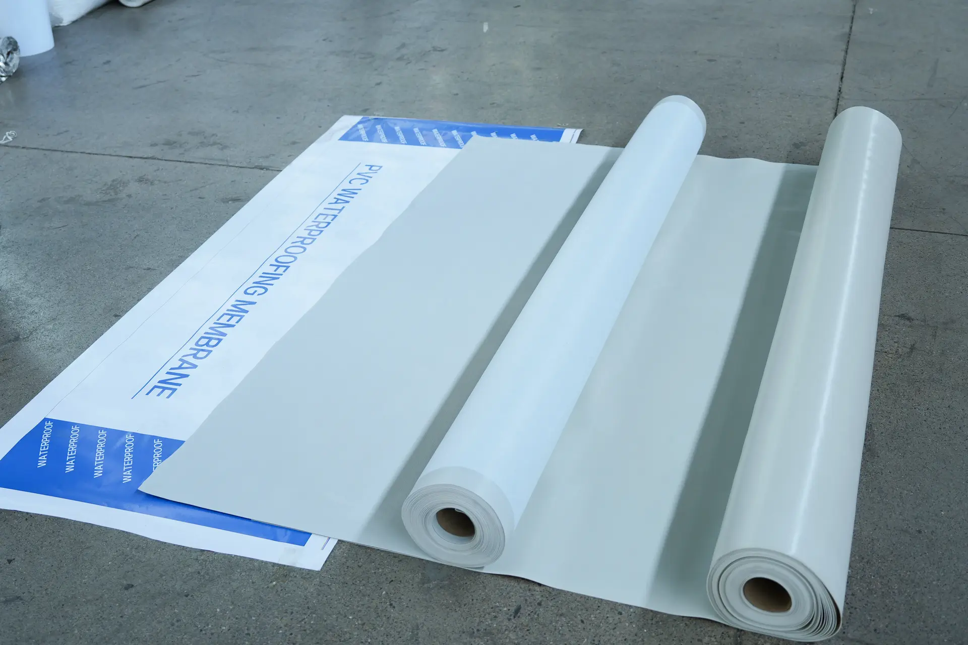 نصب ممبران PVC بر روی سطح زیرزمین برای آب‌بندی