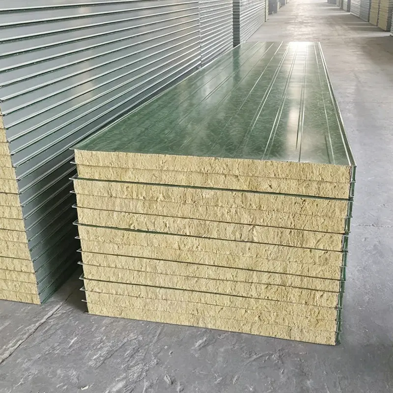 نصب پانل ساندویچ در سقف یک ساختمان صنعتی
