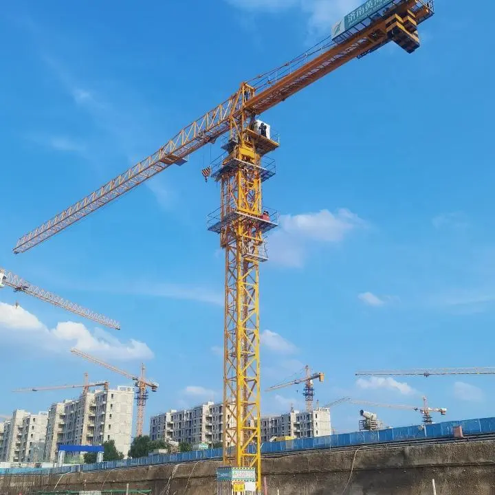 نصب ستون‌های تاورکرین در یک پروژه ساختمانی
