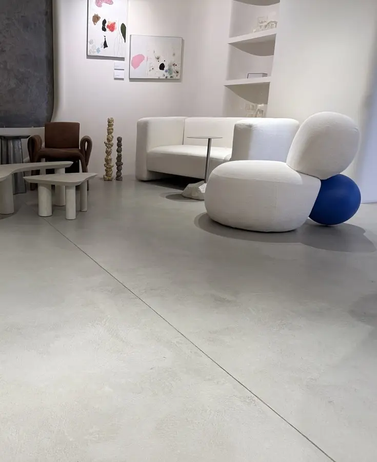 سطح صاف و یکنواخت ایجاد شده توسط میکروسمنت در یک پروژه بازسازی داخلی