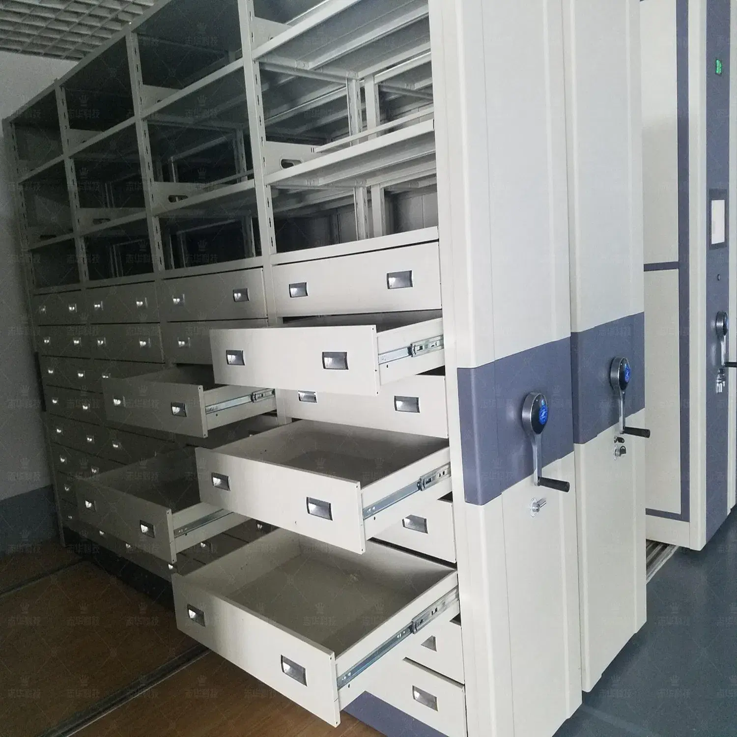 کابینت موبایل با چرخ‌های قابل تنظیم برای جابجایی آسان