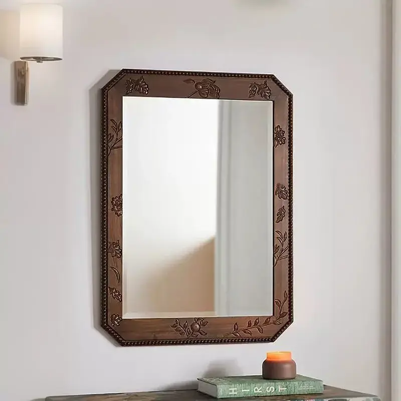 آینه با چارچوب چوبی در طراحی کلاسیک
