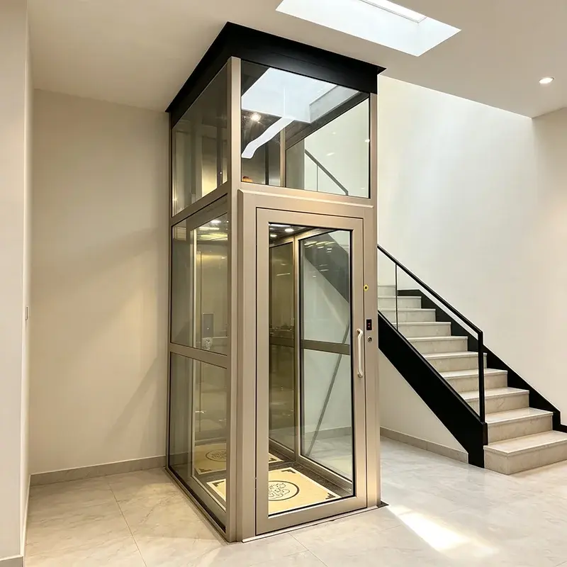 آسانسور کوچک خانگی با مکانیزم هیدرولیکی و طراحی مدرن برای استفاده در فضای باز