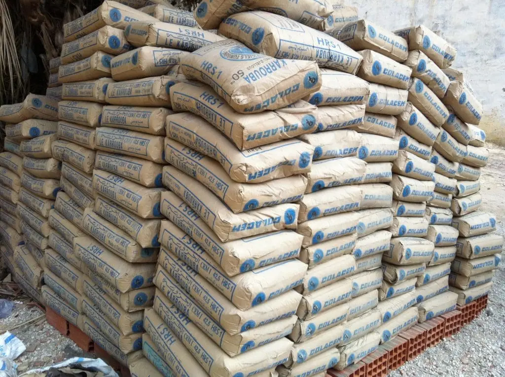 انبار سیمان با سقف مناسب و دور از رطوبت
