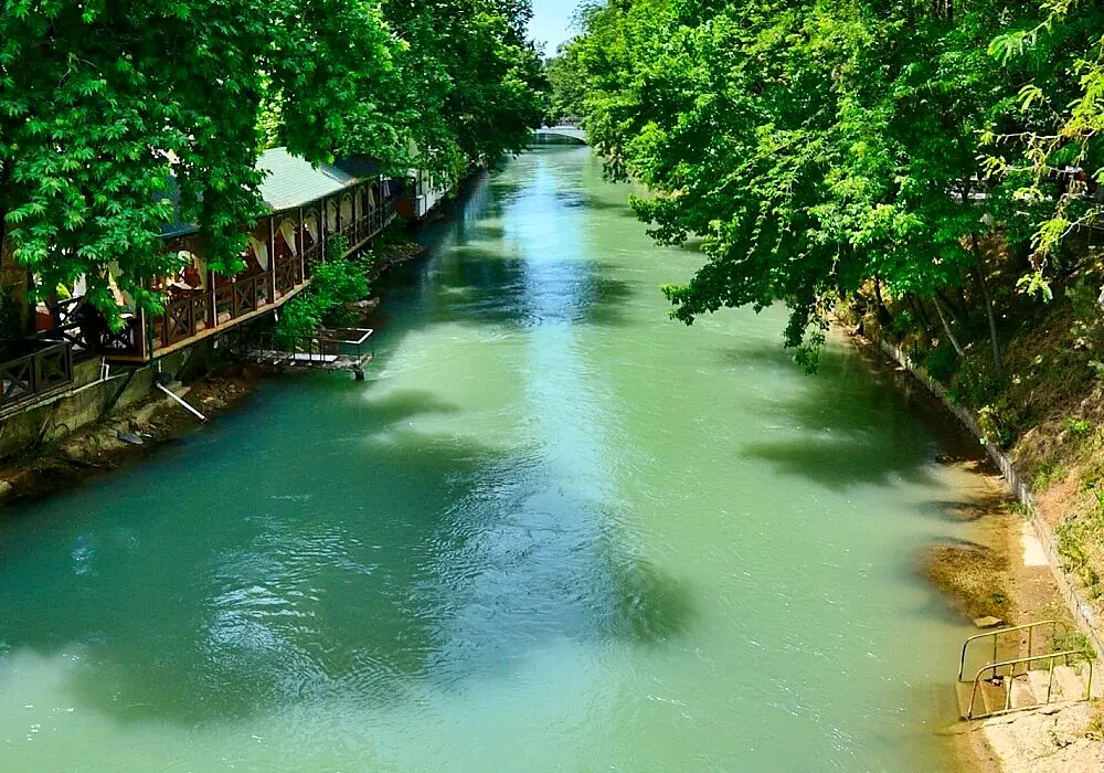 کانال هدایت آب سیل در یک منطقه شهری