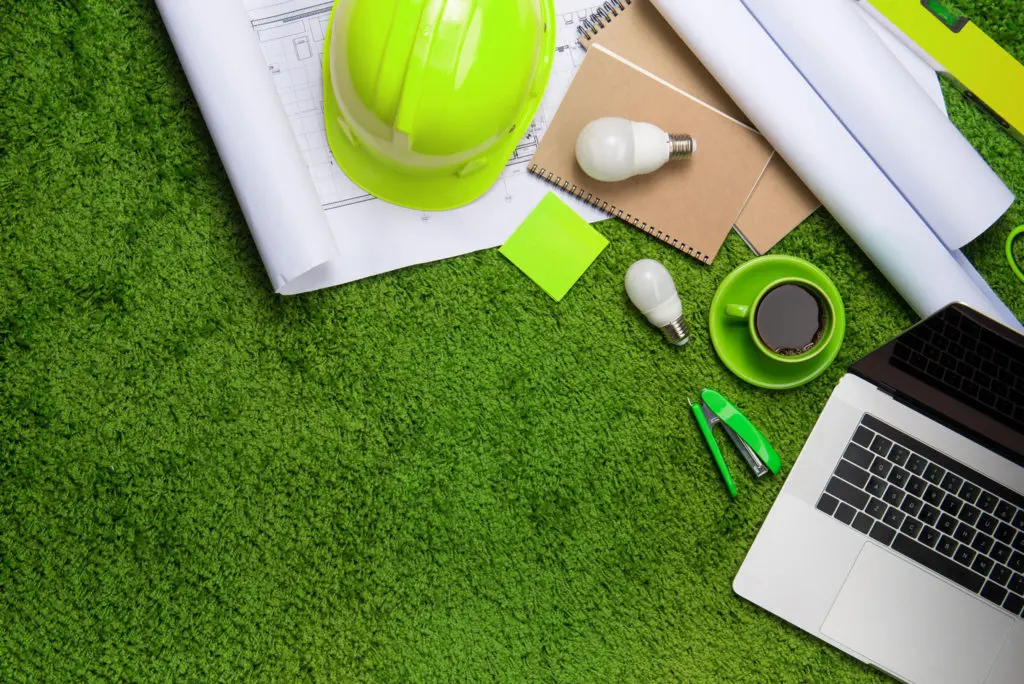 کارکنان ساختمانی با طرحهای سبز و کاسک بر سر، نشاندهنده آینده صنعت ساختوساز سبز