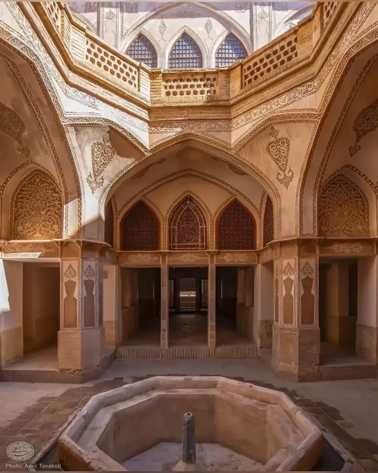 نمونه‌ای از معماری سنتی ایرانی با استفاده از ایوان و گنبد