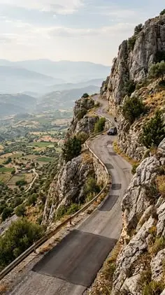 جاده کوهستانی با شیب تند و پیچ‌های طراحی‌شده