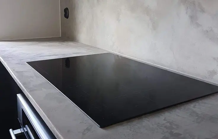 کارگر در حال اعمال میکروسمنت بر روی سطح بتنی