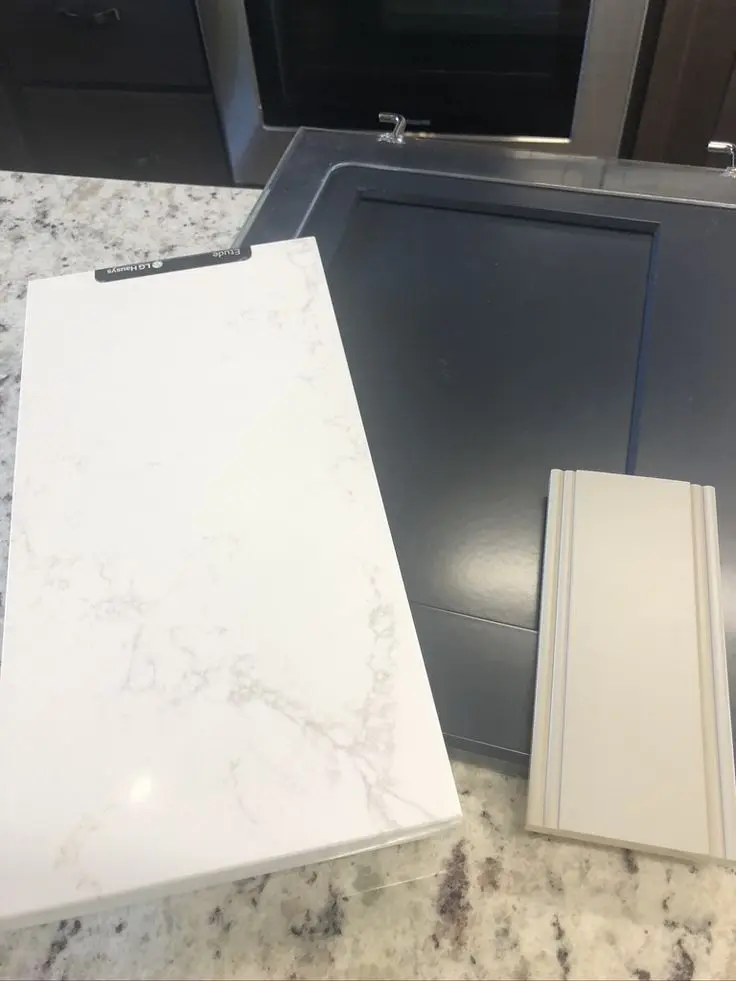 نمونه‌ای از صفحه کابینت کوارتز با طرح و رنگ‌های مختلف