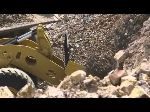 اپراتور لودر در حال کنترل دستگاه