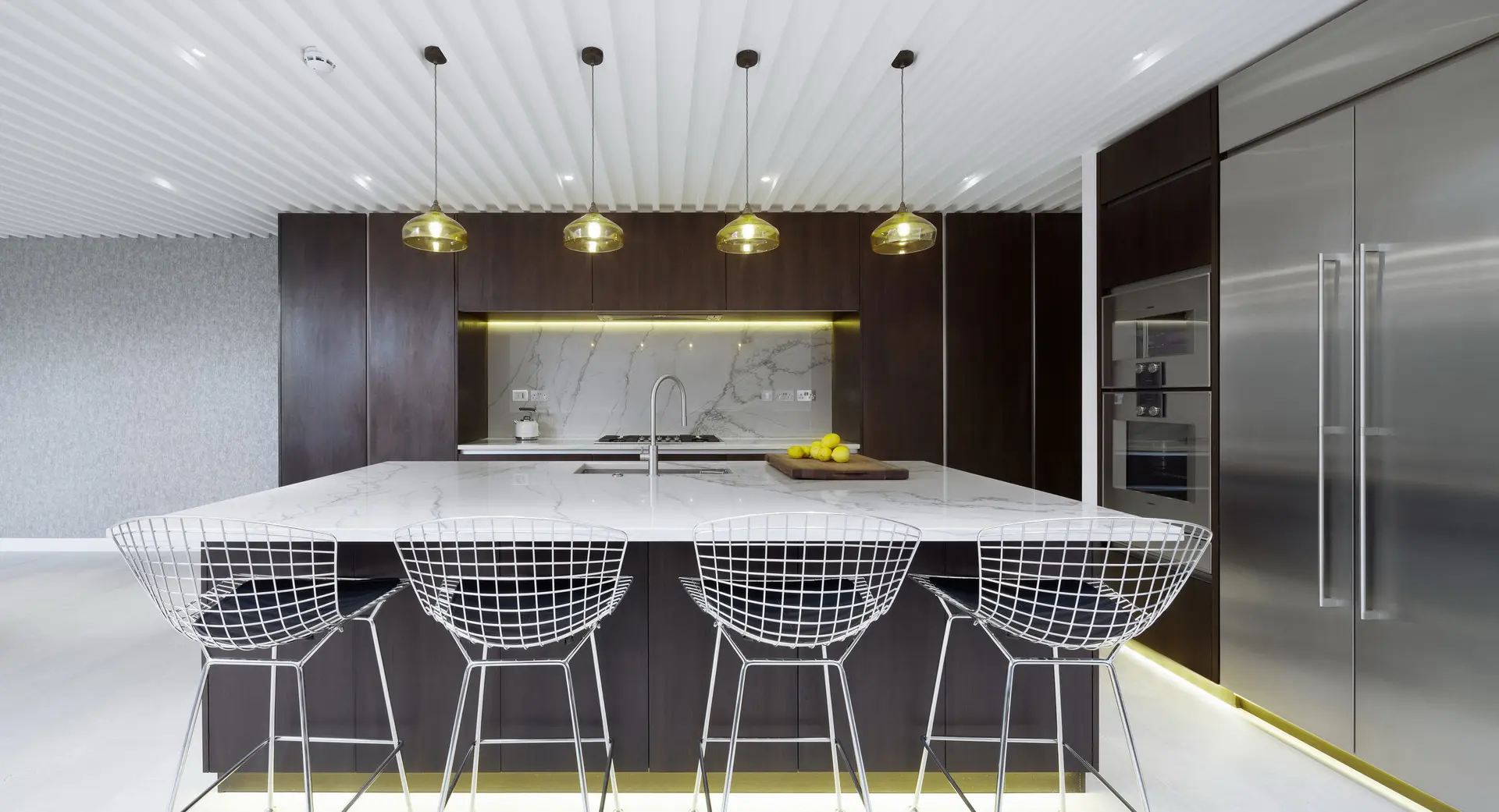 نورگیر دیواری در یک خانه مدرن با طراحی طبیعی و زیبا