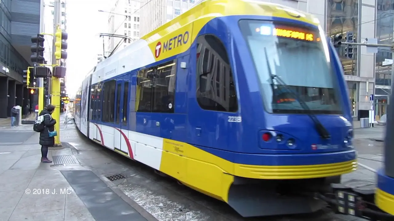 قطار LRT در حال حرکت روی خط اختصاصی در یک شهر مدرن